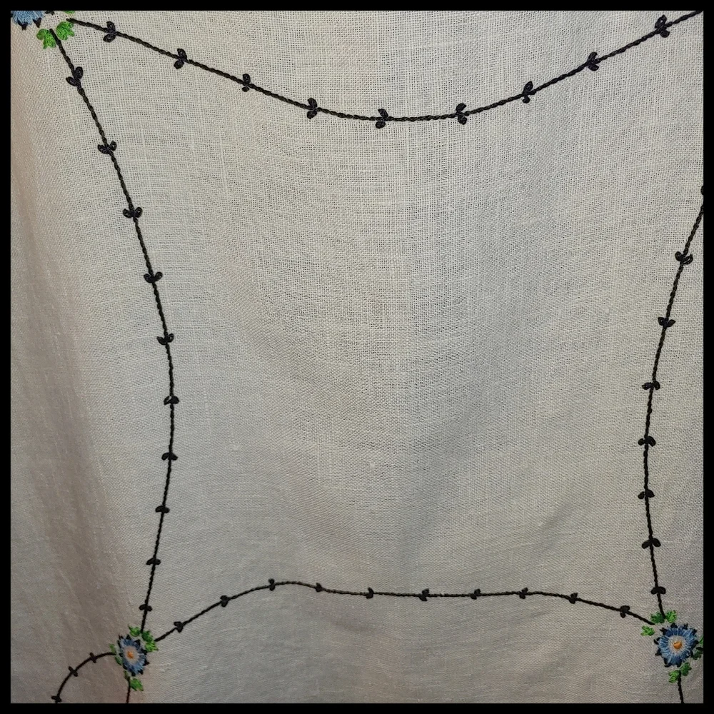 Vintage Embroidered Linen Table Cloth and Napkin Set